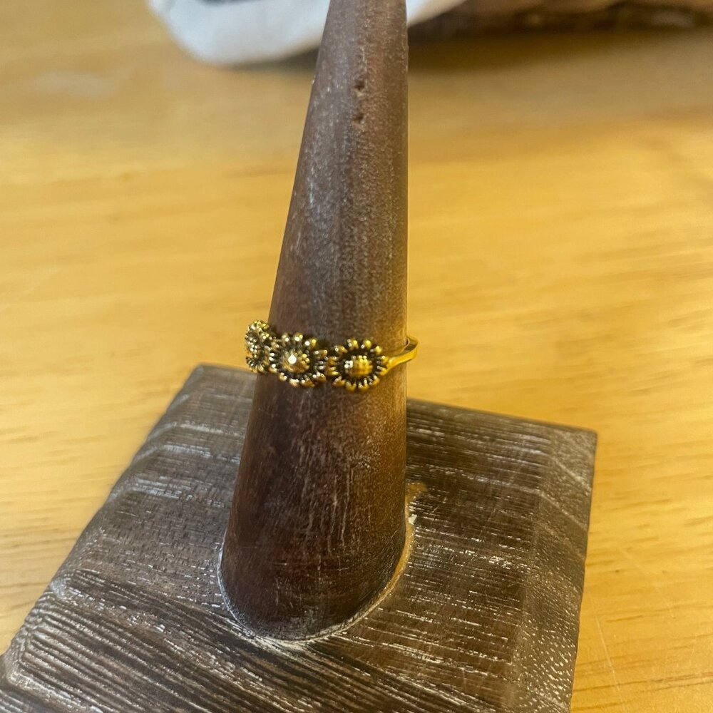 🌼 Vintage-Inspired Gold Daisy Ring 🌼 Size 6 - Picture 2 of 2